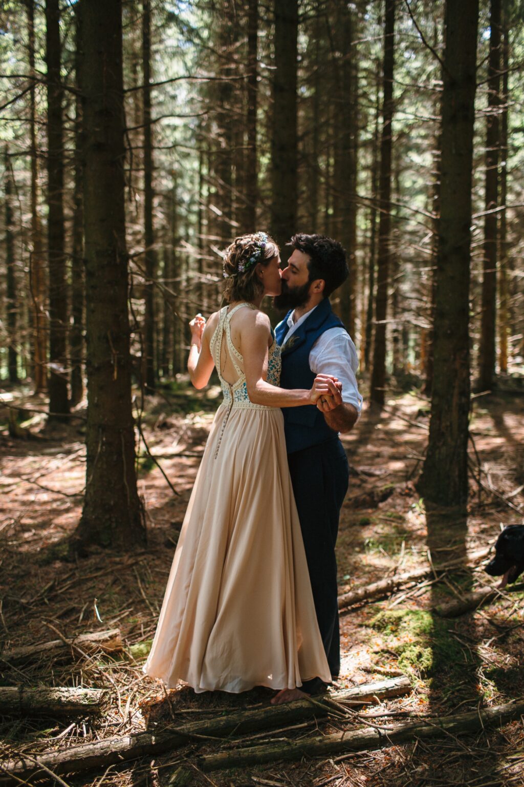 https://frecklephotography.co.uk/wp-content/uploads/2022/01/18-42794-post/Relaxed-outdoorsy-Wedding-Photography-in-Devon-Middle-Coombe-Farm-wedding_by-Freckle-Photography_037-1024x1536.jpg